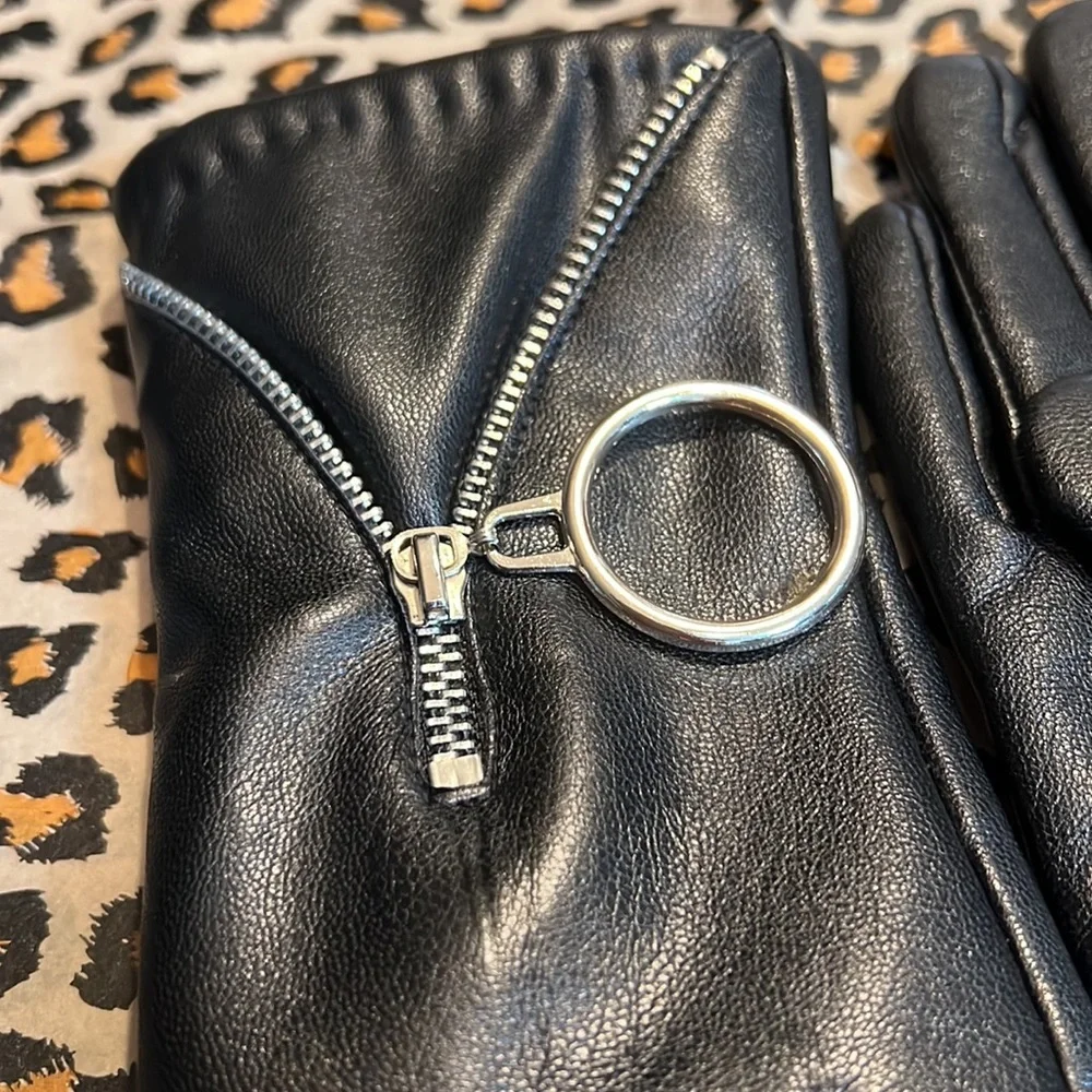 🦋Pleather gloves with silver tone zipper accents